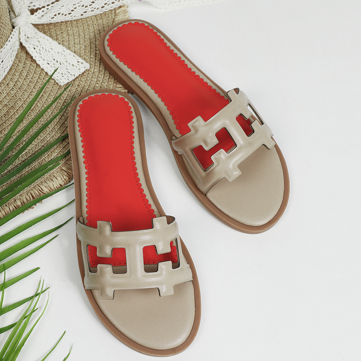2026 Summer New Fashionable Casual Designer Sandals Outdoor Home Trend Flat Slippers Beach Shoes for Women
