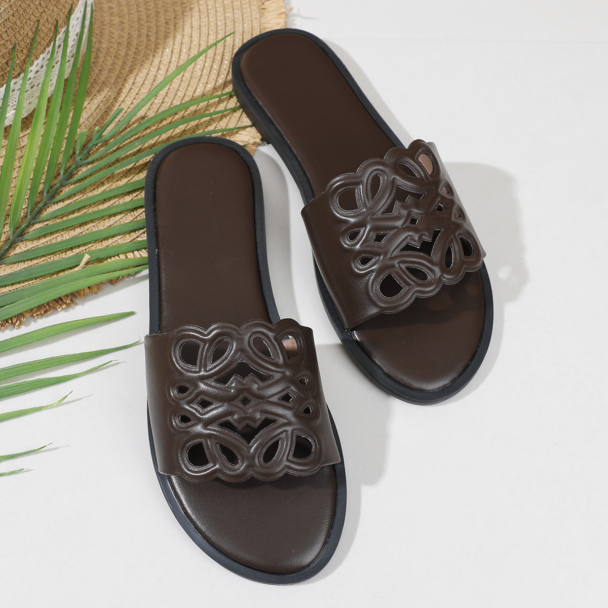 2026 Summer New Fashionable Trend Designer Sandals Outdoor Home Versatile Flat Slippers Beach Shoes for Women