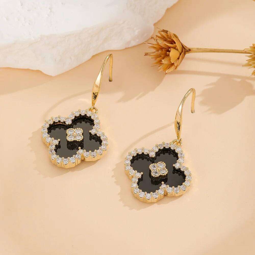A Pair Of Stylish Retro High End Women S Earrings For Banquets And Weddings