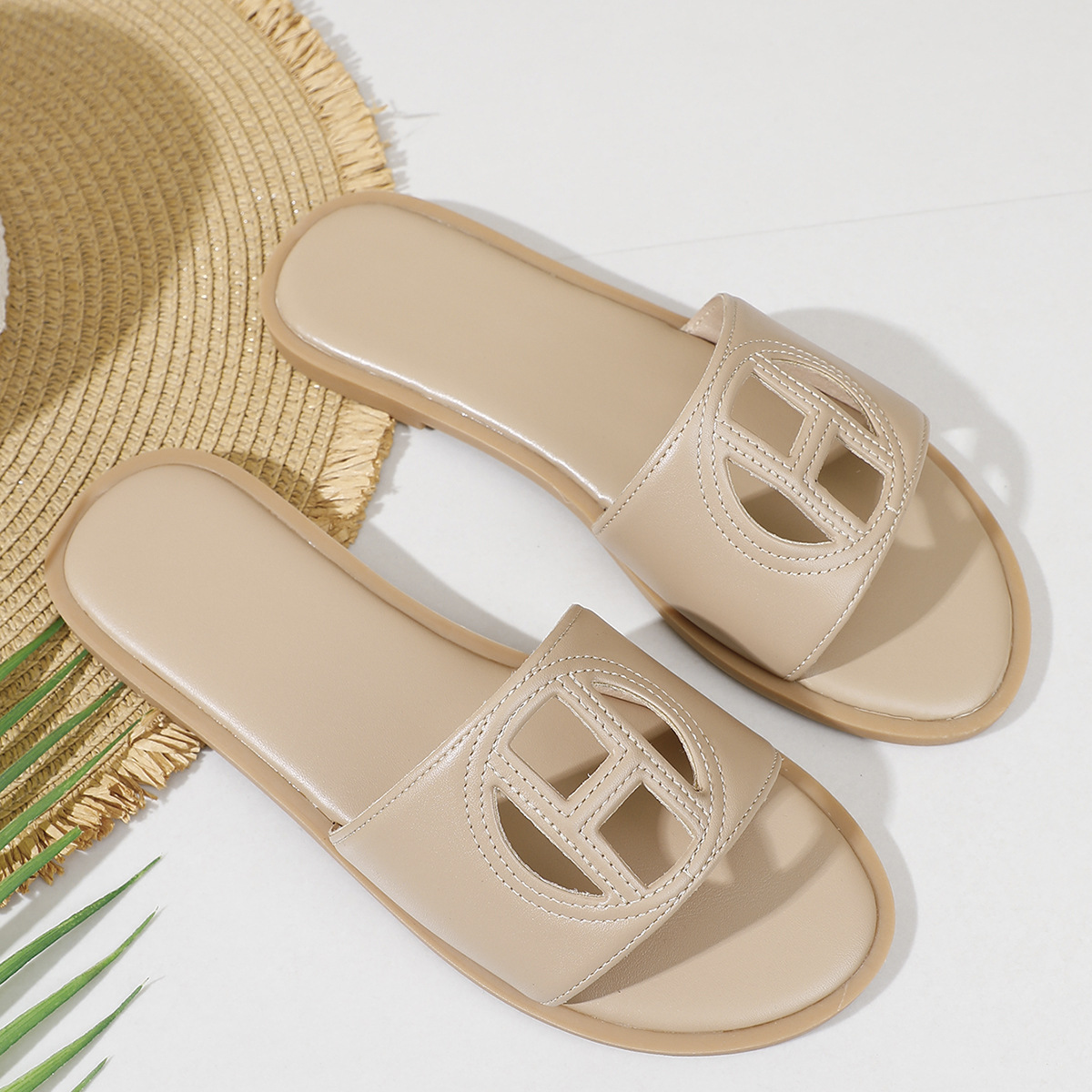 2026 Summer Hot Fashionable Casual Designer Sandals Outdoor Versatile Flat Slippers Beach Shoes for Women