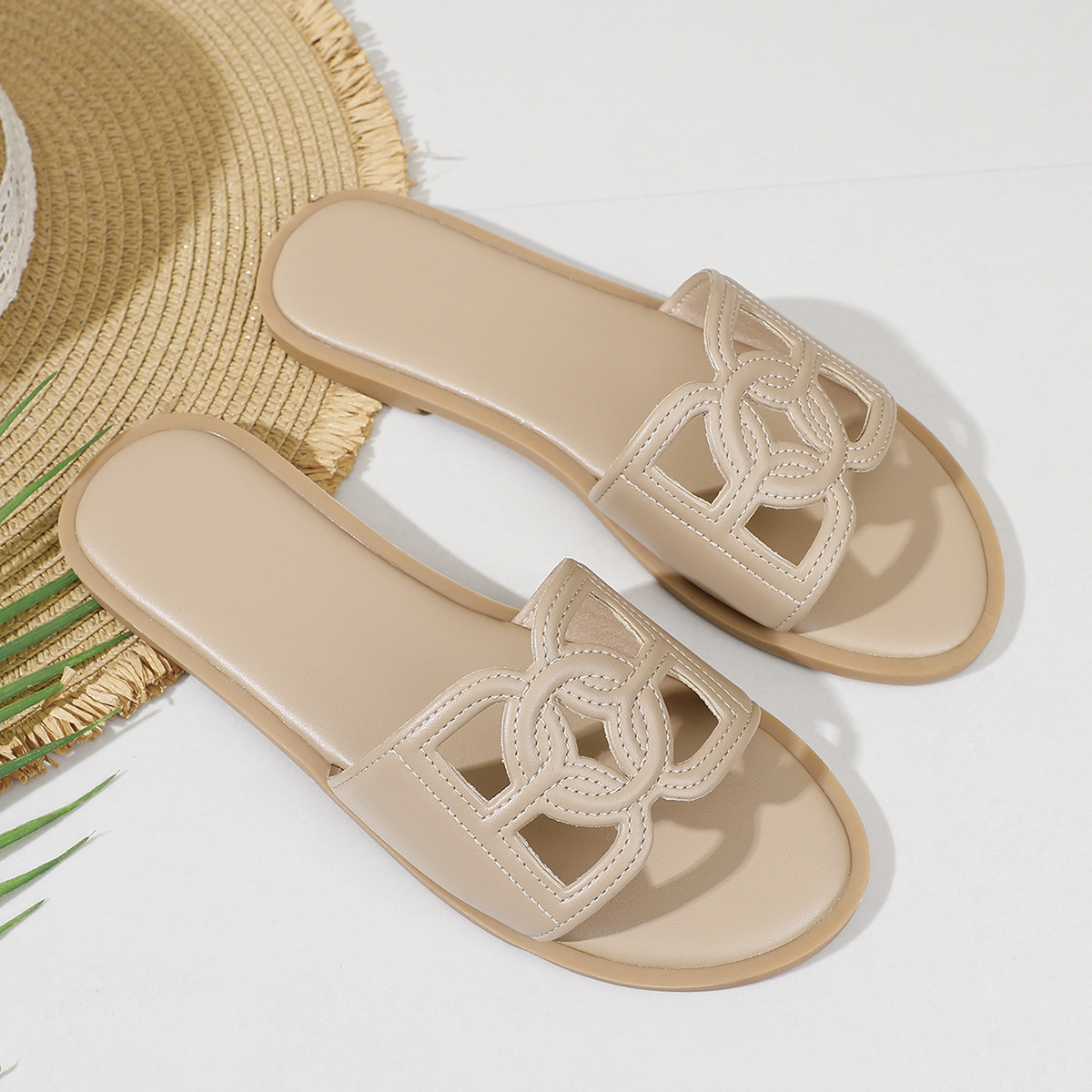 2026 Summer Hot Fashionable Classic Designer Sandals Outdoor Home Versatile Flat Slippers Beach Shoes for Women