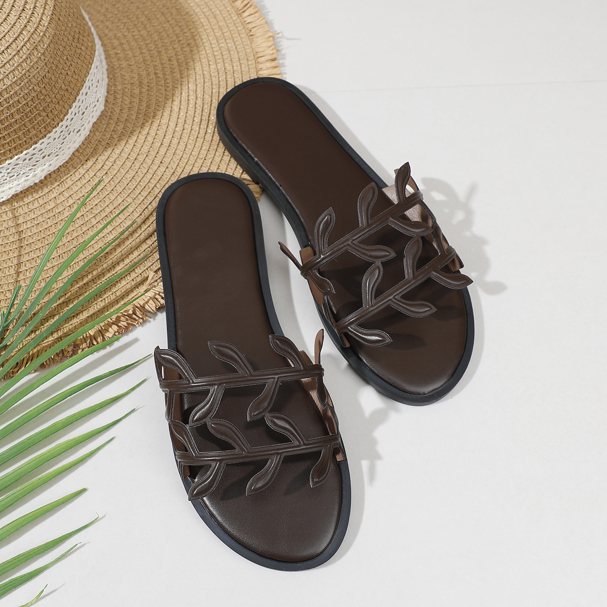 2026 Summer New Fashionable Trend Designer Sandals Outdoor Home Versatile Classic Flat Slippers Beach Shoes for Women