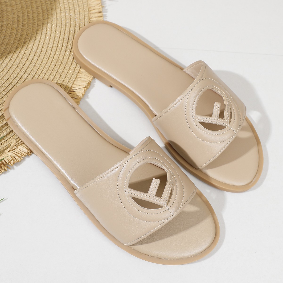 2026 Summer New Fashionable Casual Designer Sandals Outdoor Home Versatile Flat Slippers for Women