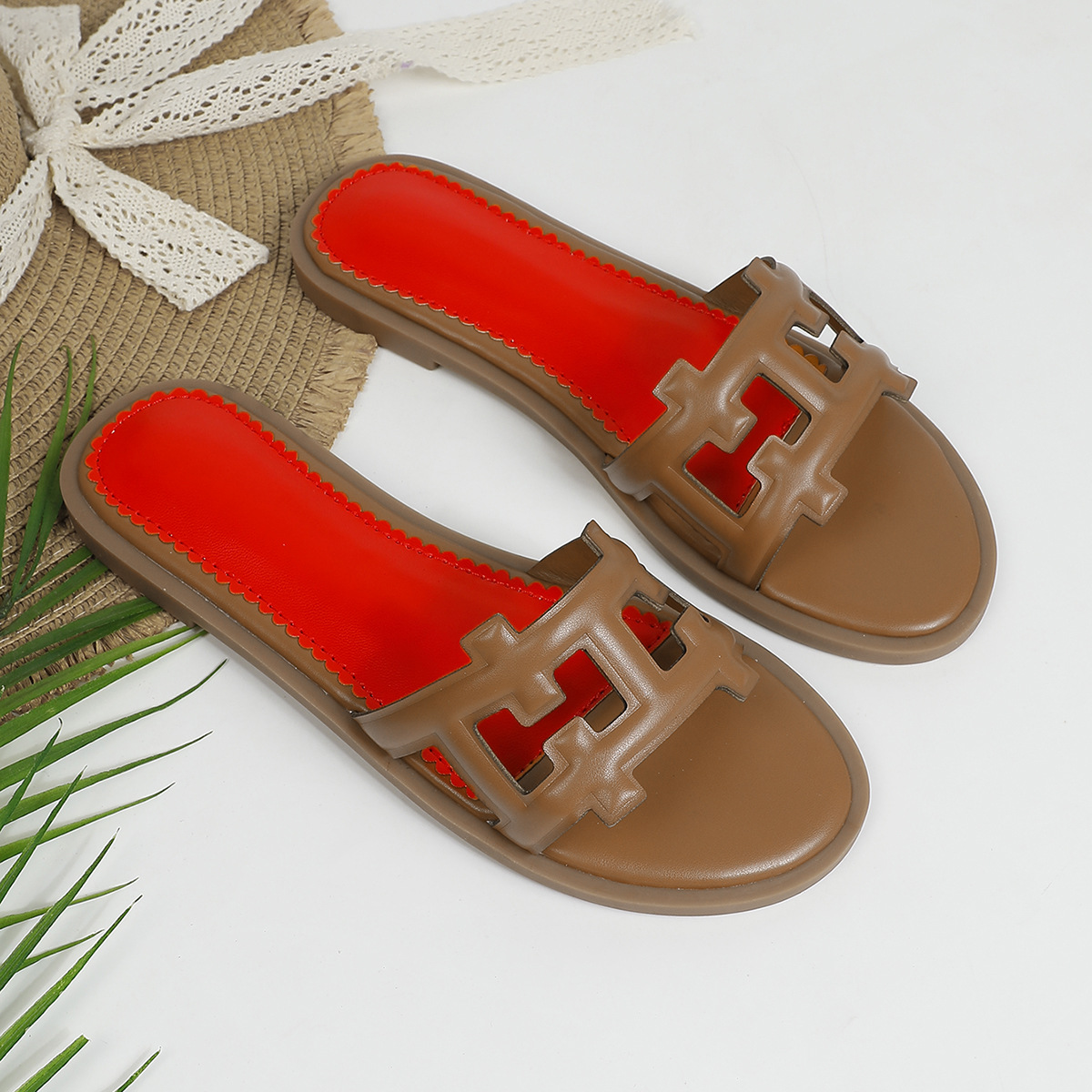 2026 Summer New Fashionable Casual Designer Sandals Outdoor Home Trend Flat Slippers Beach Shoes for Women