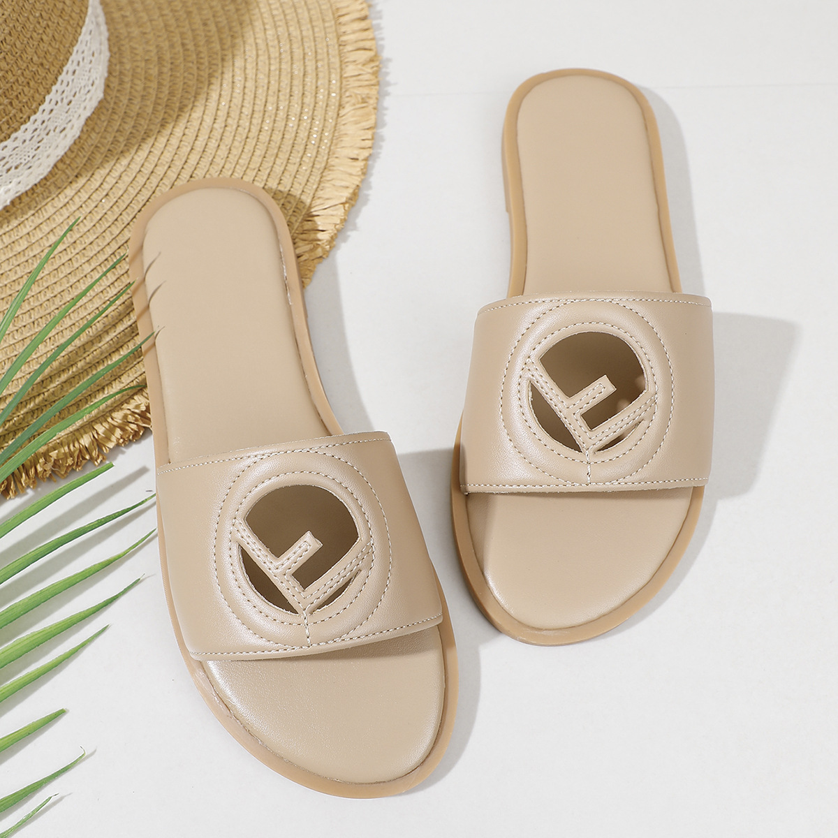 2026 Summer New Fashionable Casual Designer Sandals Outdoor Home Versatile Flat Slippers for Women