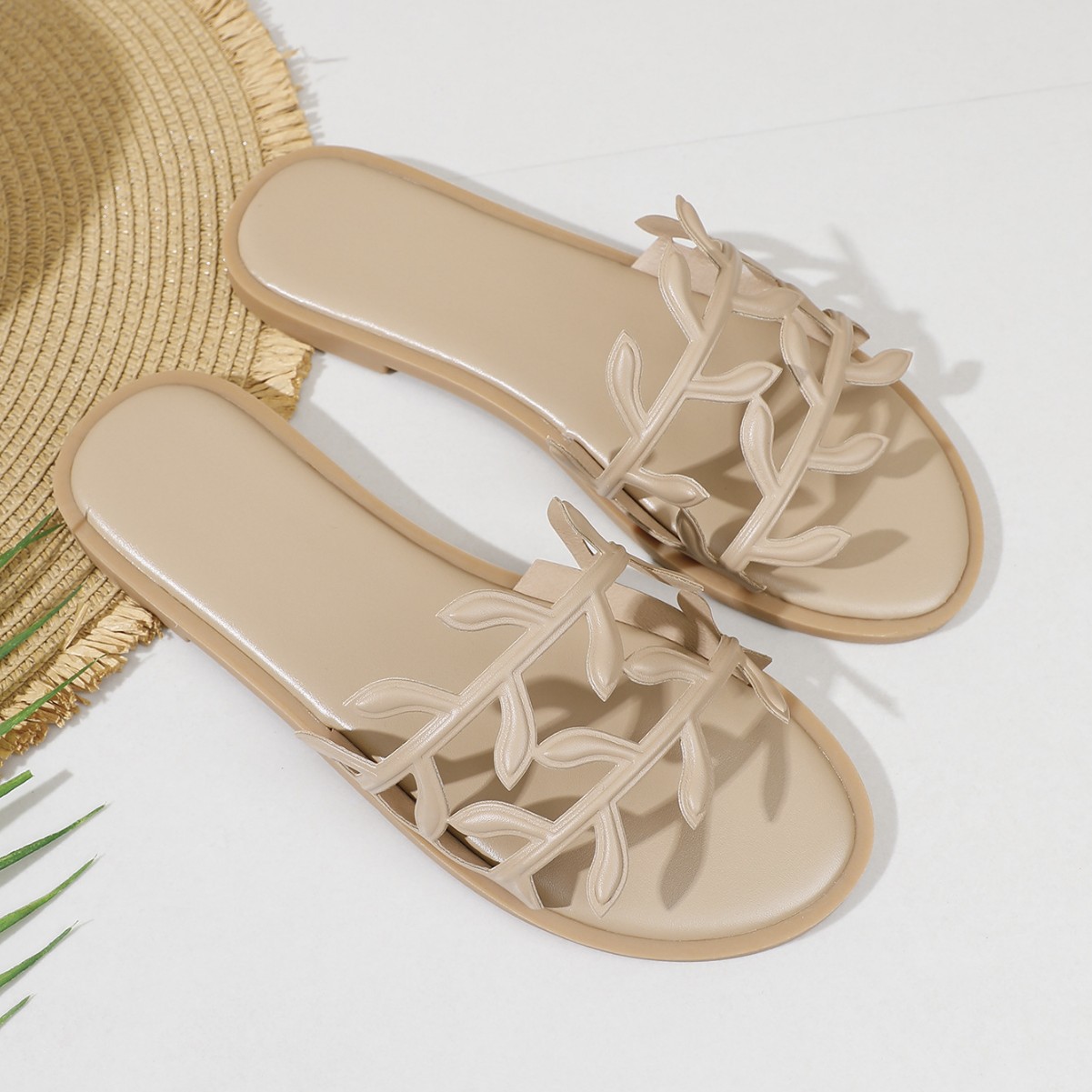 2026 Summer New Fashionable Trend Designer Sandals Outdoor Home Versatile Classic Flat Slippers Beach Shoes for Women