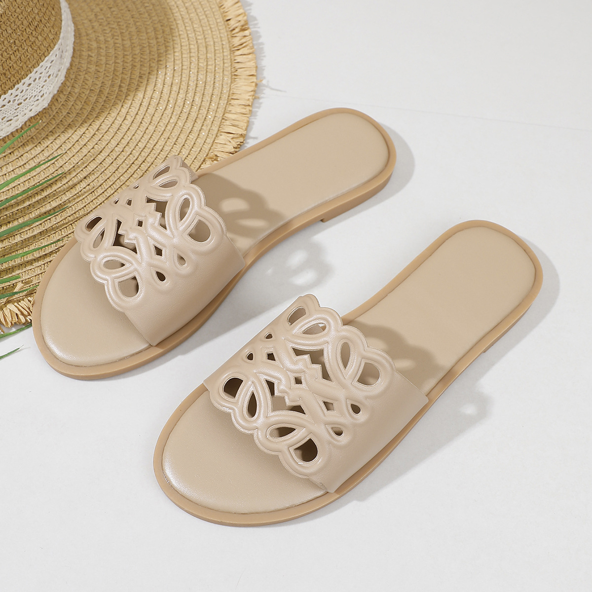2026 Summer New Fashionable Trend Designer Sandals Outdoor Home Versatile Flat Slippers Beach Shoes for Women