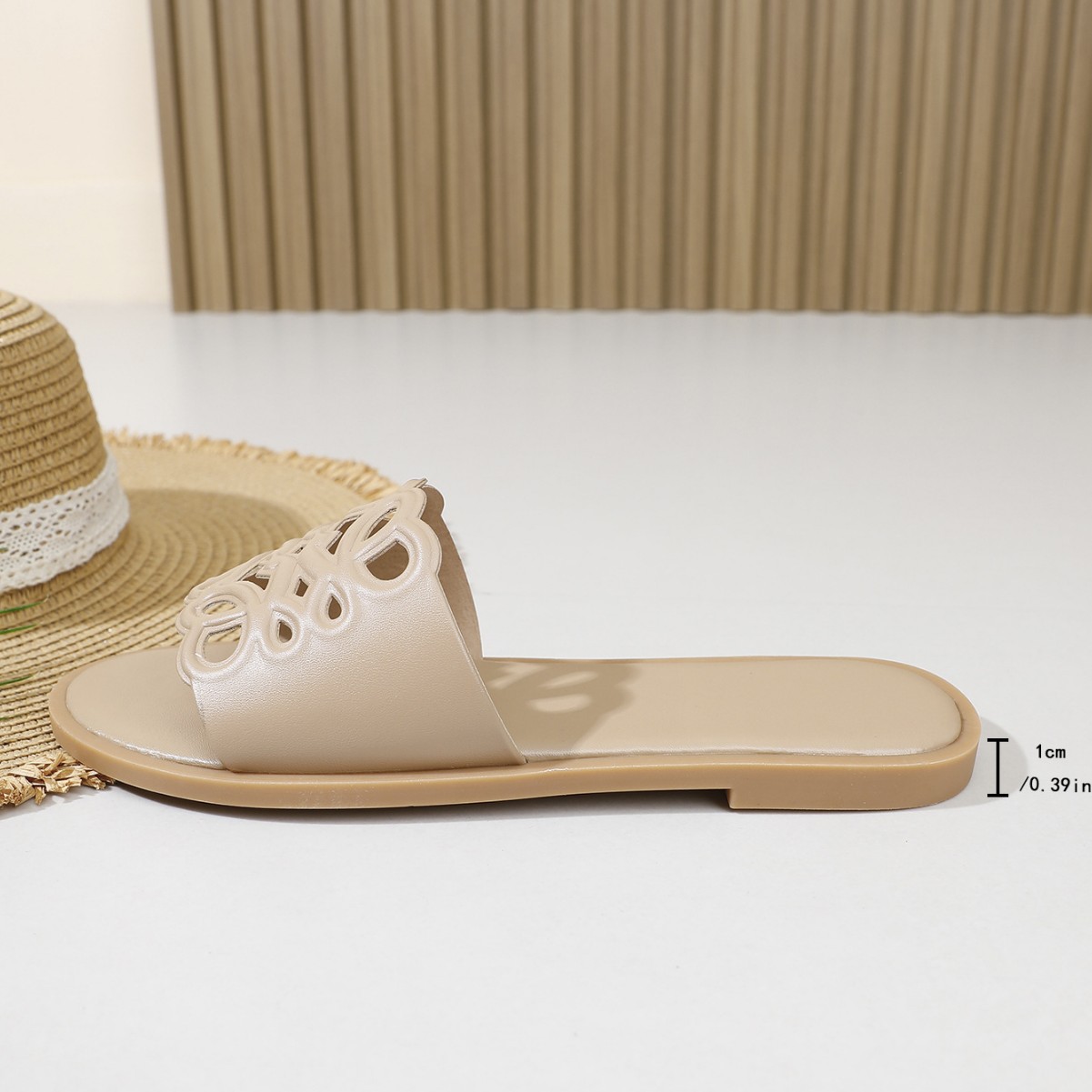 2026 Summer New Fashionable Trend Designer Sandals Outdoor Home Versatile Flat Slippers Beach Shoes for Women