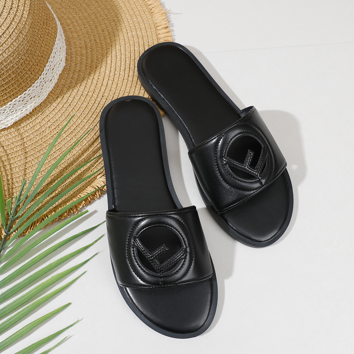 2026 Summer New Fashionable Casual Designer Sandals Outdoor Home Versatile Flat Slippers for Women