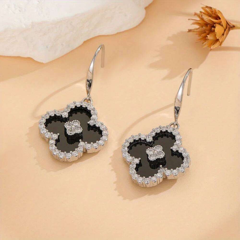A Pair Of Stylish Retro High End Women S Earrings For Banquets And Weddings