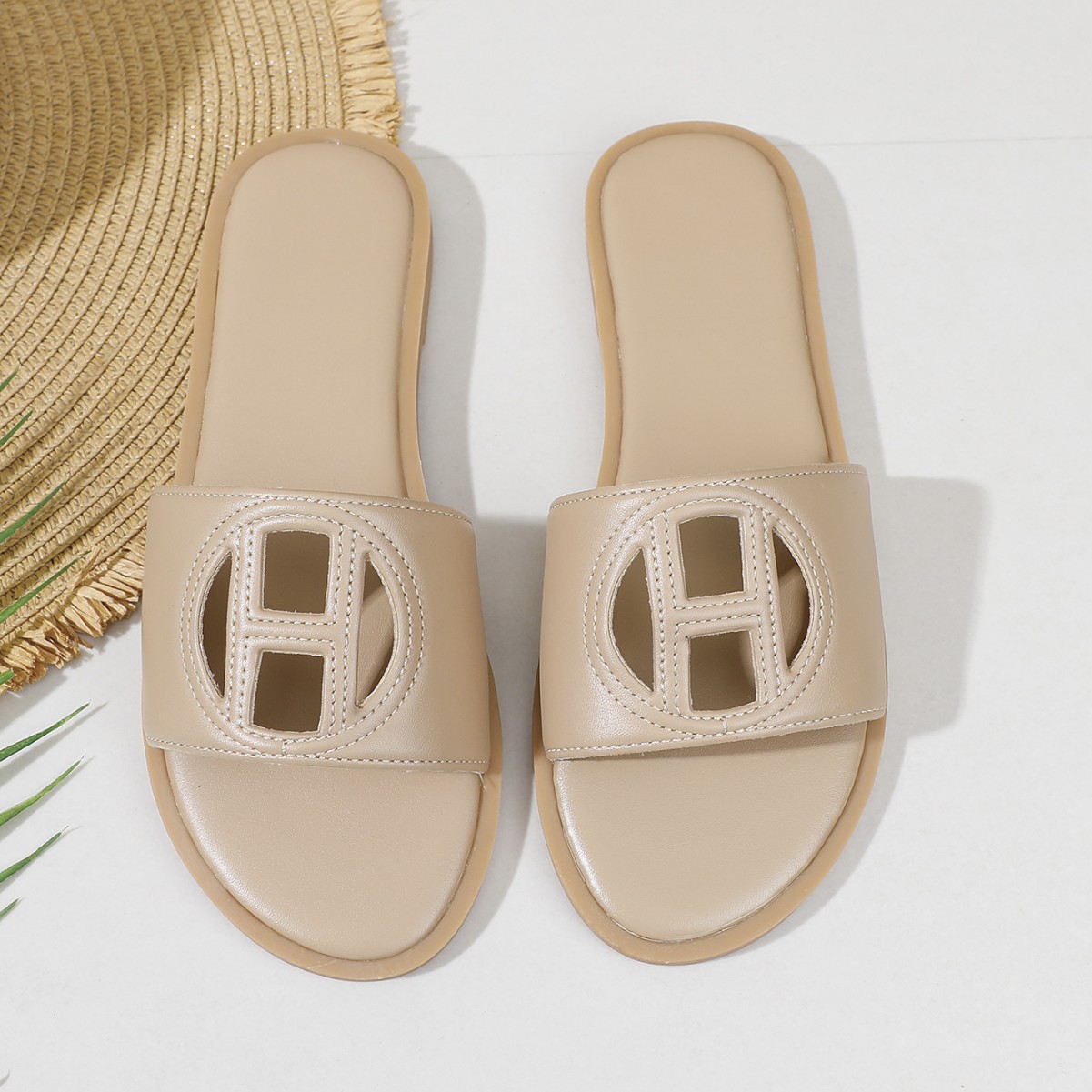 2026 Summer Hot Fashionable Casual Designer Sandals Outdoor Versatile Flat Slippers Beach Shoes for Women