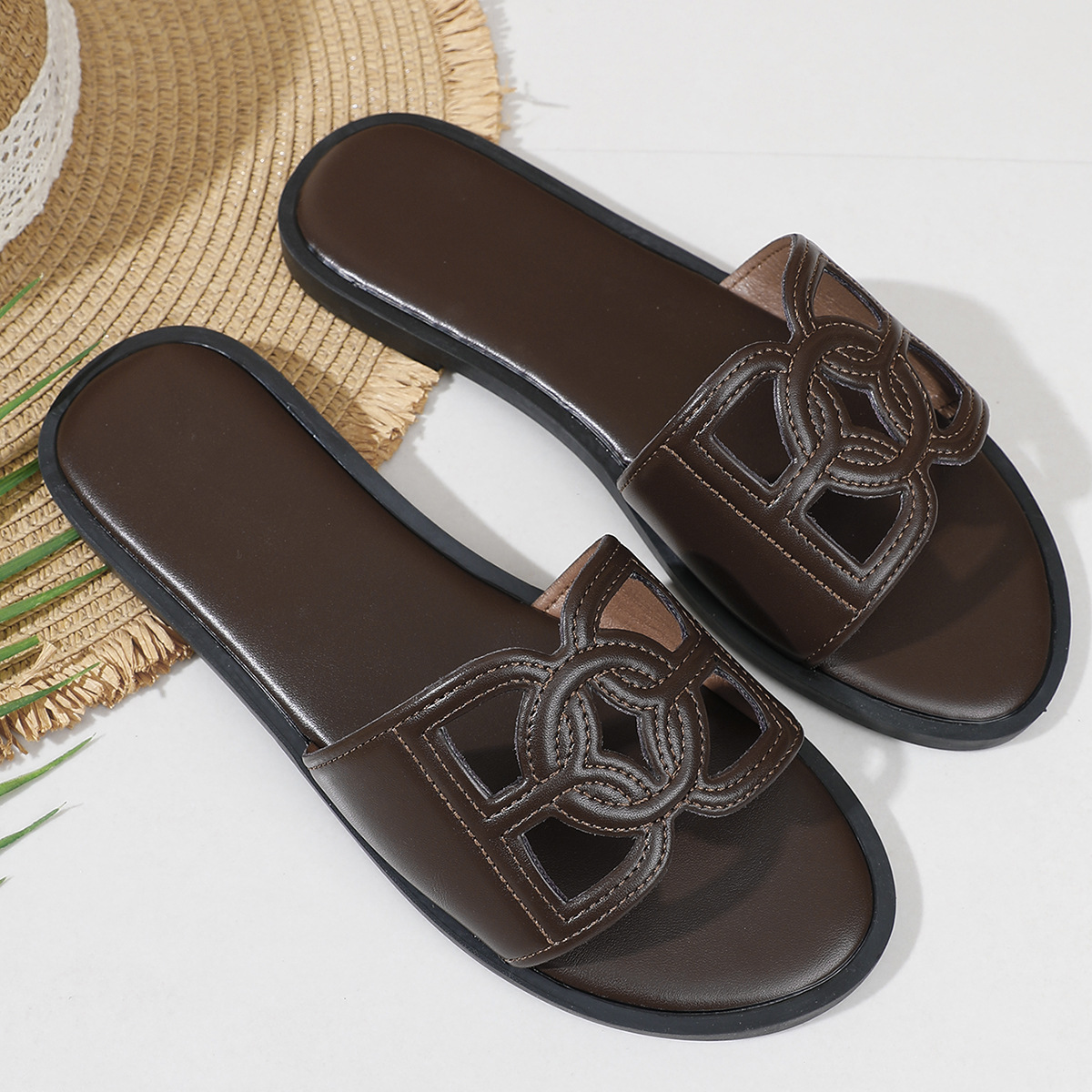 2026 Summer Hot Fashionable Classic Designer Sandals Outdoor Home Versatile Flat Slippers Beach Shoes for Women