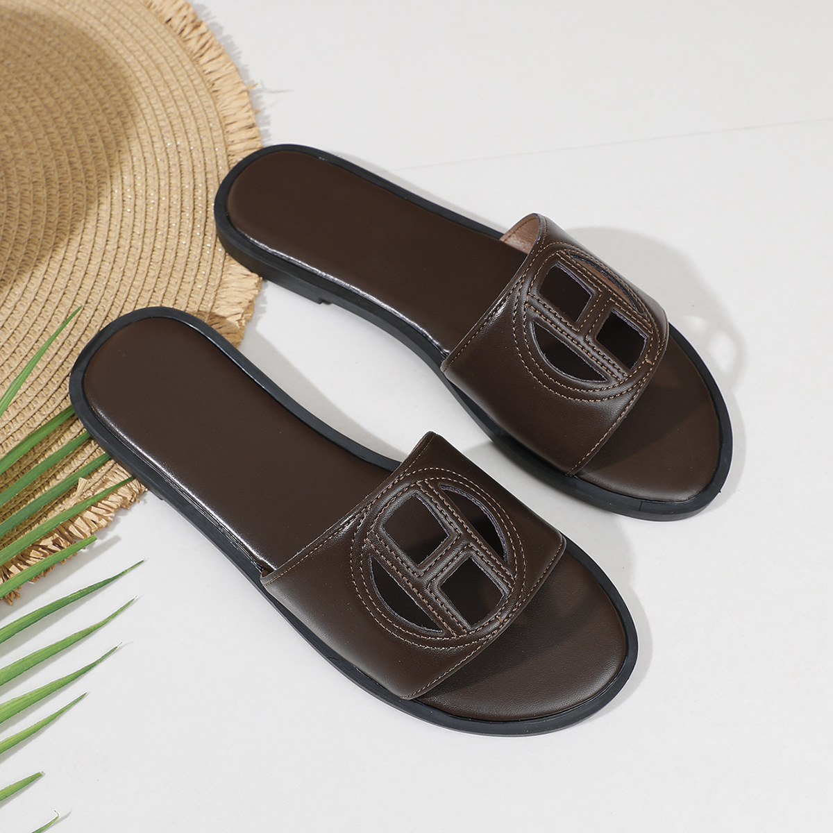 2026 Summer Hot Fashionable Casual Designer Sandals Outdoor Versatile Flat Slippers Beach Shoes for Women