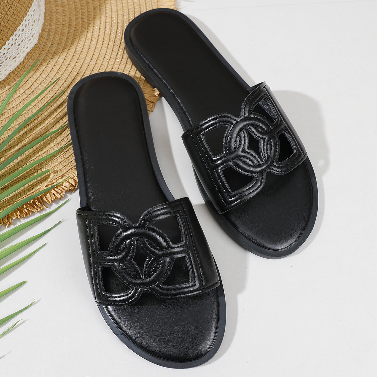 2026 Summer Hot Fashionable Classic Designer Sandals Outdoor Home Versatile Flat Slippers Beach Shoes for Women