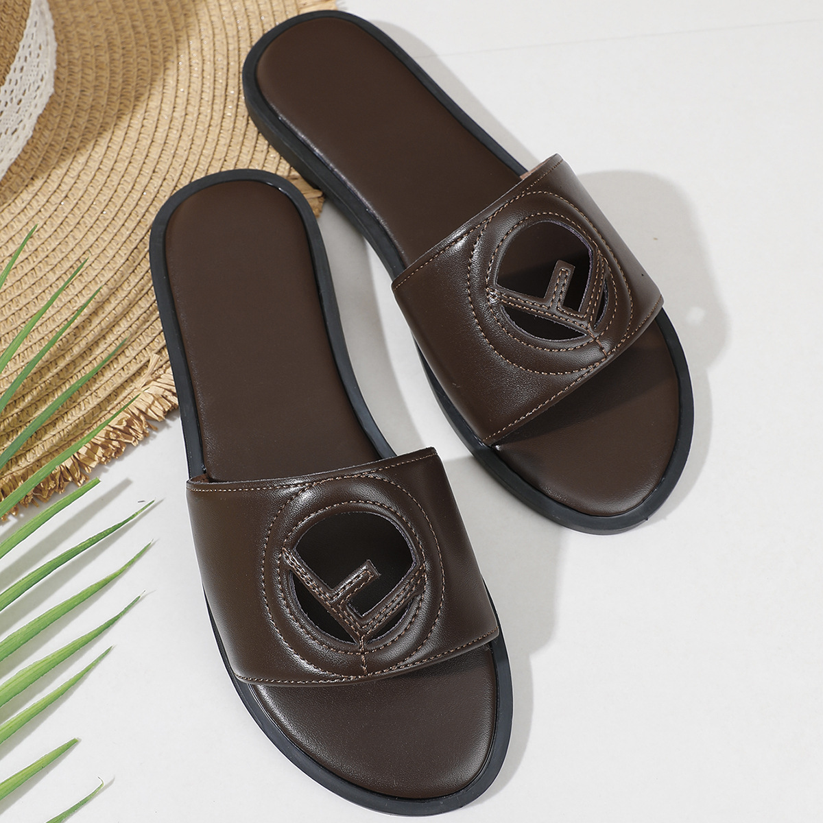 2026 Summer New Fashionable Casual Designer Sandals Outdoor Home Versatile Flat Slippers for Women