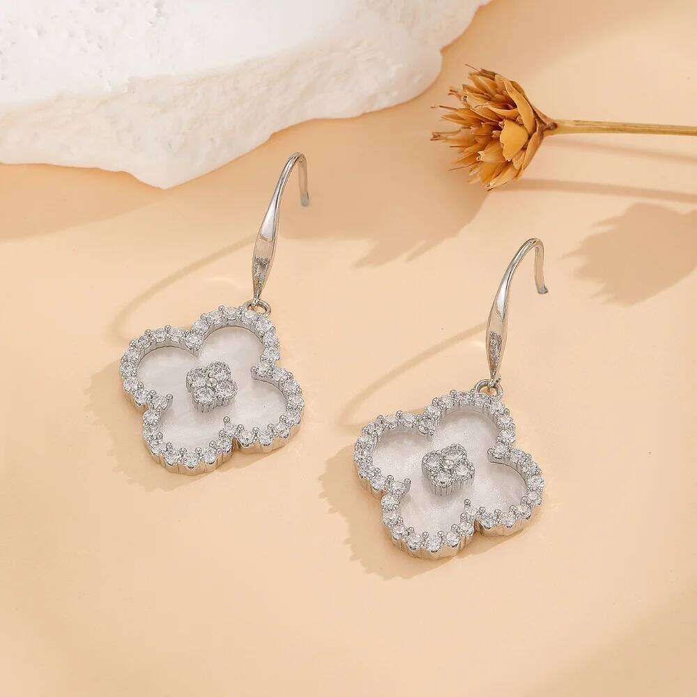 A Pair Of Stylish Retro High End Women S Earrings For Banquets And Weddings