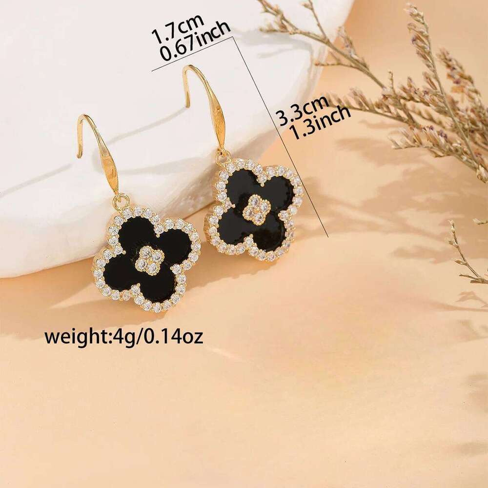 A Pair Of Stylish Retro High End Women S Earrings For Banquets And Weddings