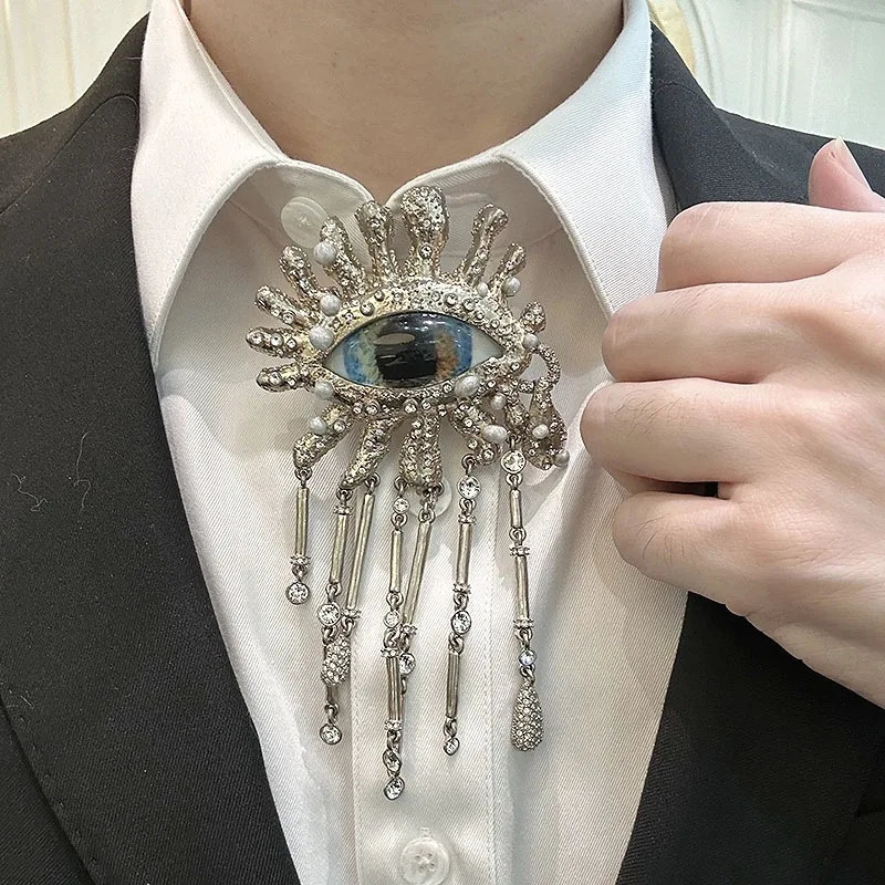 Retro Eye Shaped Rhinestone Brooch for Women and Men Tassel Chain Lapel Pins Badge Elegant Fashion Jewelry Accessories 260403BJ