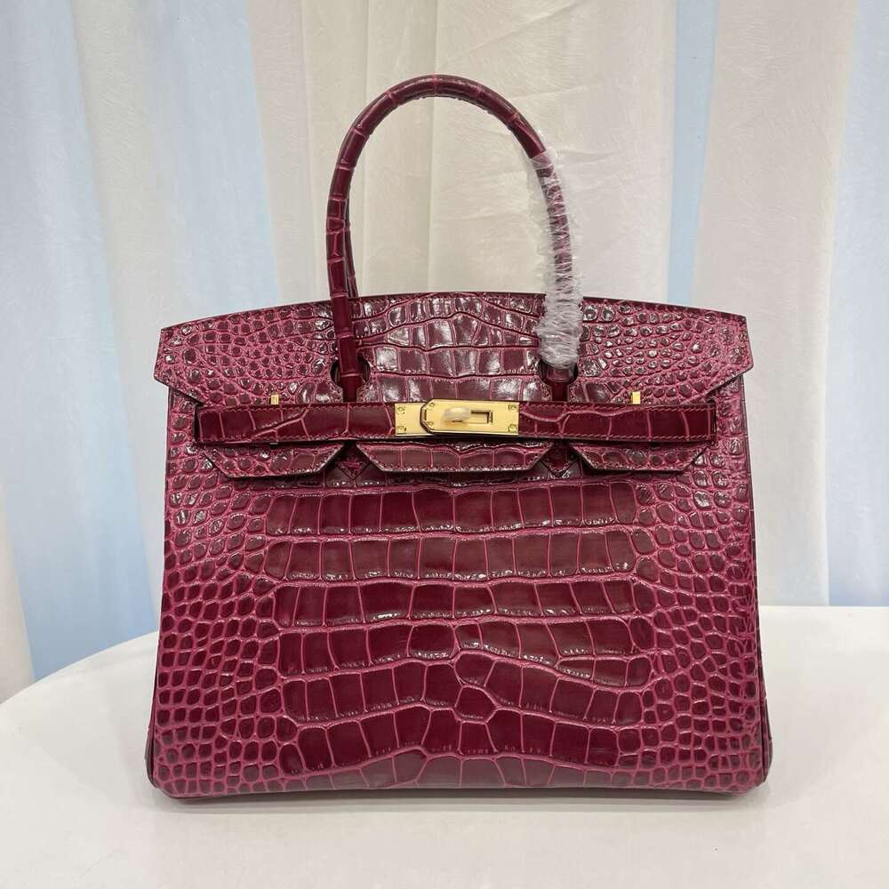 Heesnrm 2026 Top Designer Luxury Bag Crocodile Pattern Top-grain Leather Classic Bag 25-30 Fully Detailel Large Capacity, With Clasp, Versatile Women's Bag
