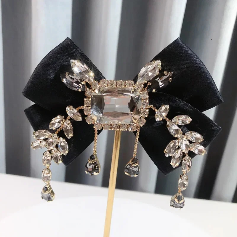 Fabric Bowknot Brooch Rhinestone Tassel British Style Bow Tie Female Shirt Collar Pin Vintage Brooches for Women Accessories 260403BJ