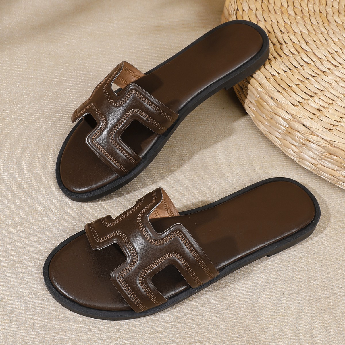 2026 Summer New Fashion Trend Designer Sandals Outdoor Home Casual Flat Slippers Beach Shoes for Women