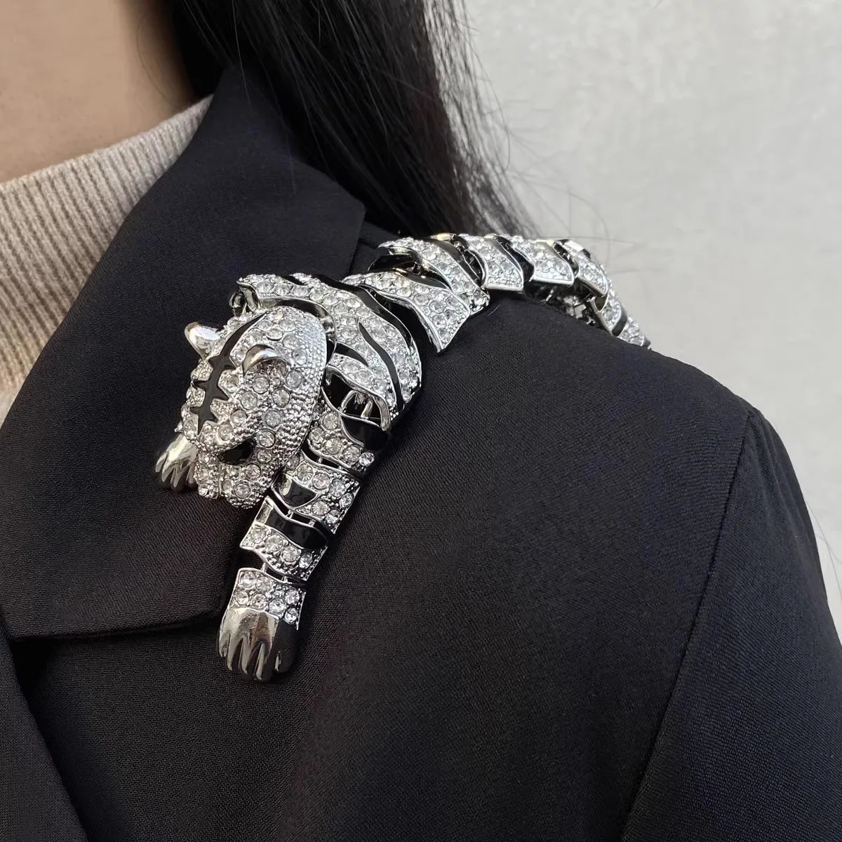 Exaggerated Women Men Classic Tiger Crystal Brooch Badges Vintage Unisex Large Animal Boutique Suit Coat Pin Accessories Gift 260403BJ