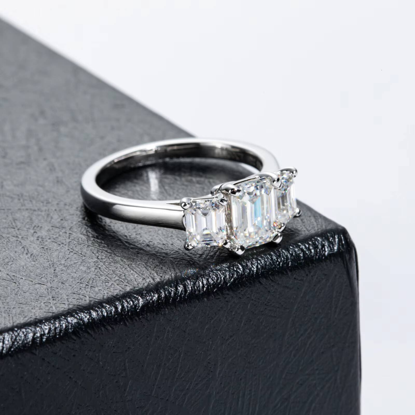 PYQ 16 Ct Emerald Cut Three-stone Moissanite Ring 925 Sterling Silver Wedding Band Factory Direct Wholesale