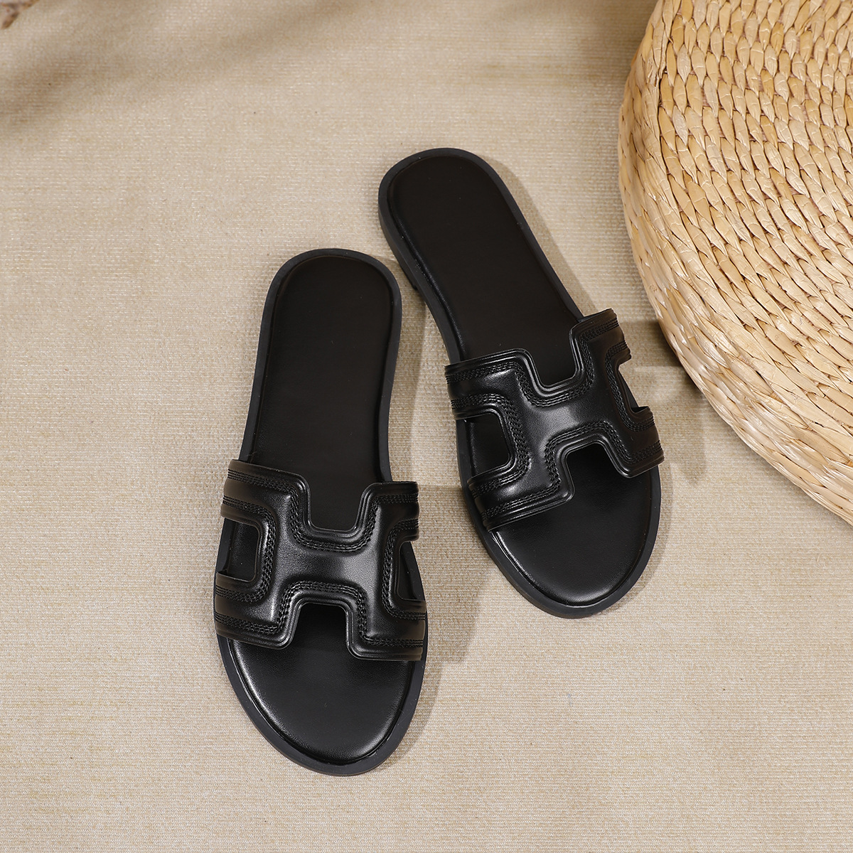 2026 Summer New Fashion Trend Designer Sandals Outdoor Home Casual Flat Slippers Beach Shoes for Women