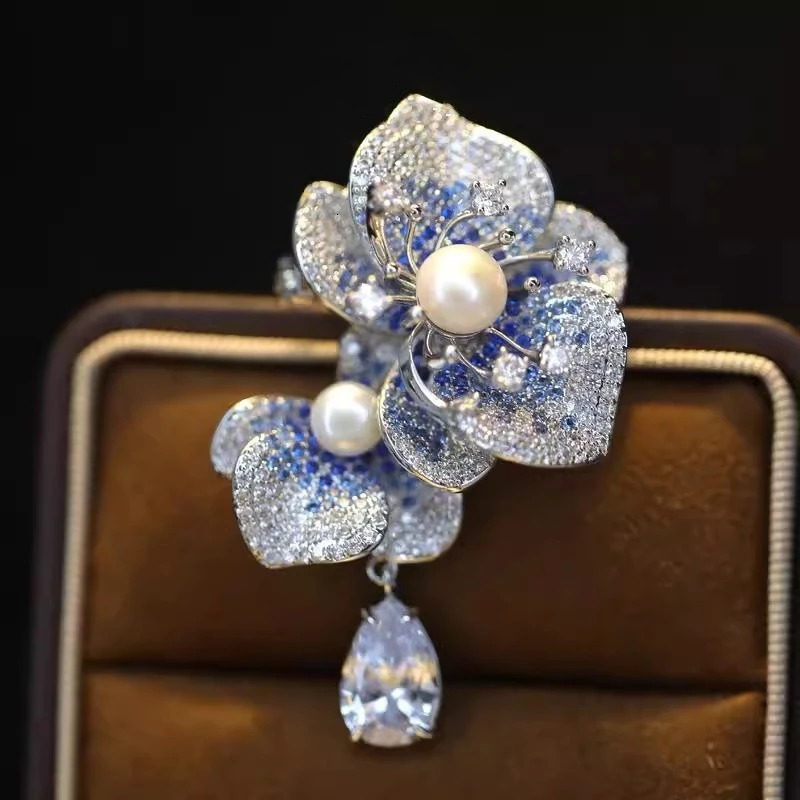 Light Luxury Elegant Zircon Pearl Flower Phalaenopsis Brooch For Women Fashion Sweet Crystal Jewelry Geometry Jewelry Gifts 260403BJ