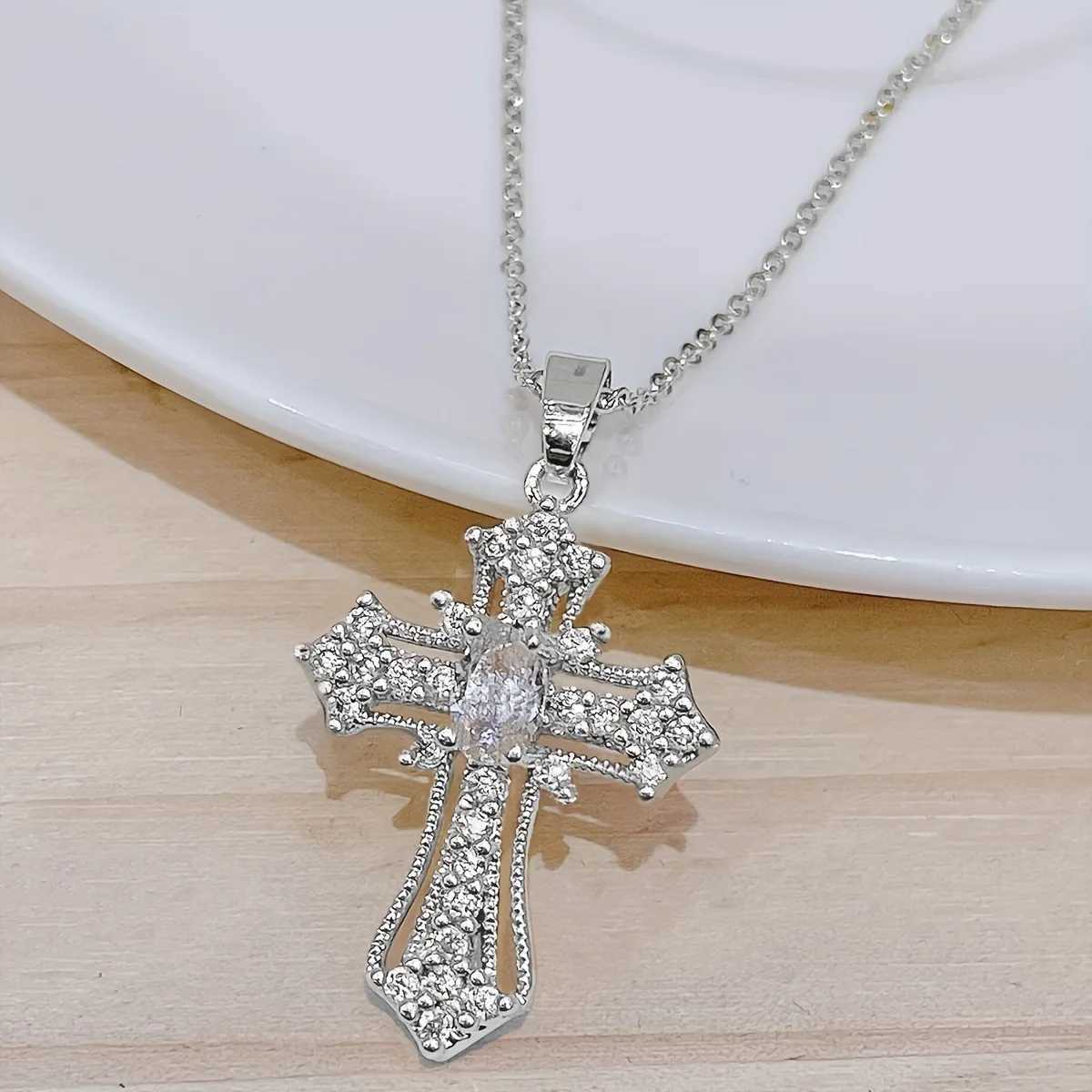 1-piece vintage cross necklace exquisite and unique pendant clavicle chain white and silver womens fashion jewelry suitable H260406