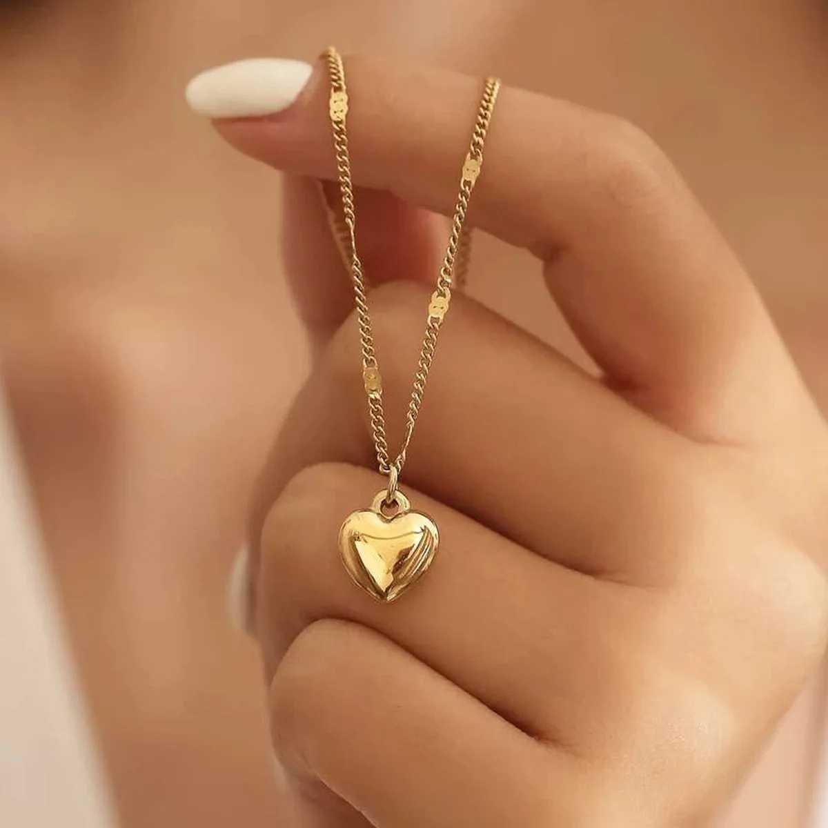 Stereoscopic Stainless Steel Will Not Fade Small Peach Heart Golden Necklace for Women Love Heart Pendant Collarbone Chain Gift H260406