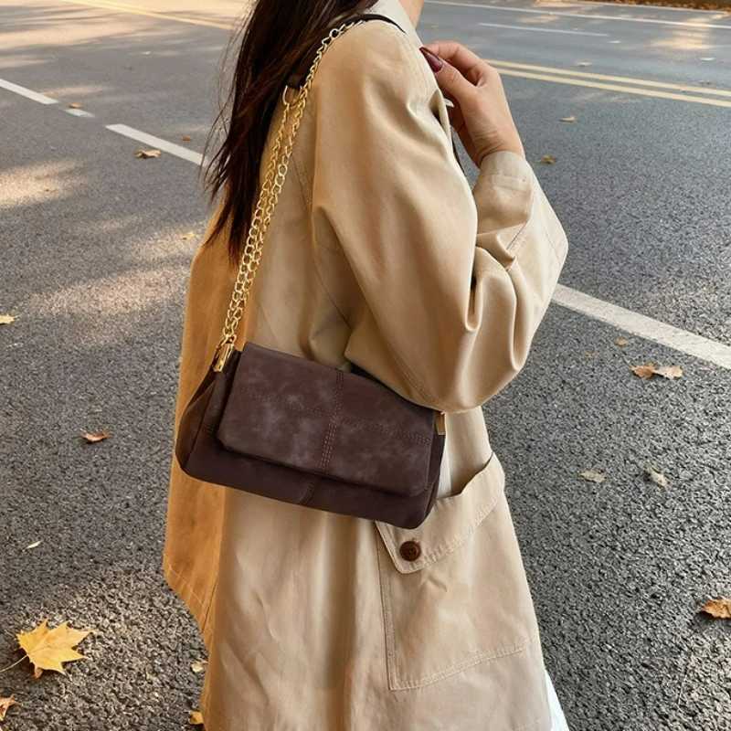 Fashion Shoulder Bags for Women Large Capacity Crossbody Bags with Chain Retro Style Simple Design Texture Versatile Chain Bag C260406