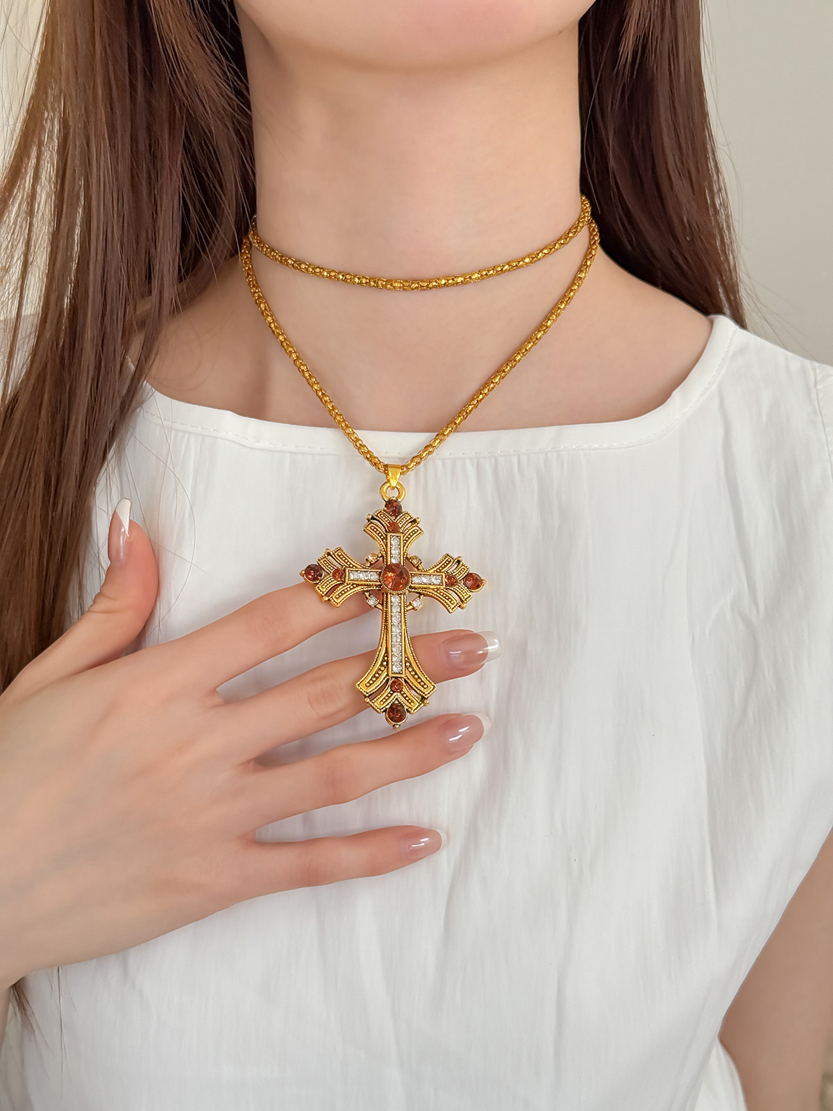 Diamond-encrusted cross pendant necklace, French vintage niche fashion versatile collarbone chain, light luxury high-end jewelry for women - view 8