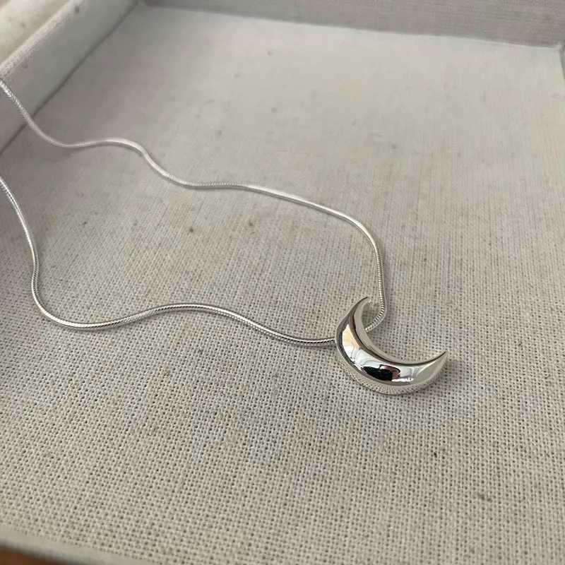 Korean Simple Moon Pendant Necklaces For Women Fashion Silver Color Temperament Snake Bone Chain Necklace Jewelry Bijoux Collare H260406
