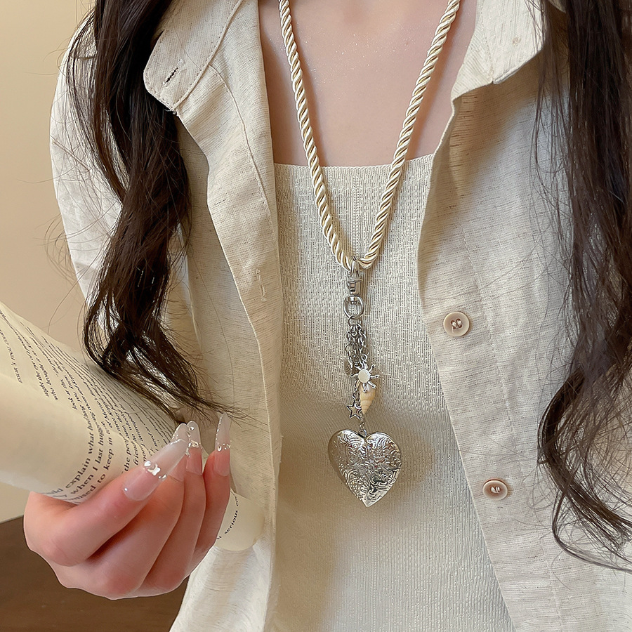 Forest-style sweet cool rope heart pendant necklace, casual and fashionable, versatile commuting, unique collarbone chain with a niche design for wome - view 3