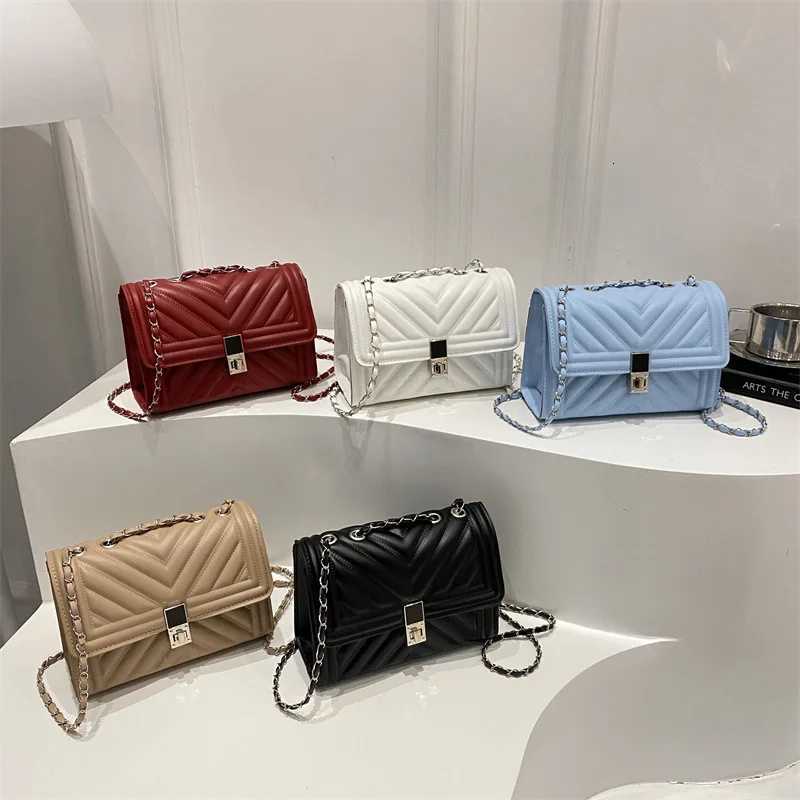 New Fashion Mini Quilted Embossed Chain Shoulder Bag for Women Simple Versatile Diagonal Crossbody Bag Square Handbag Female Bag C260406