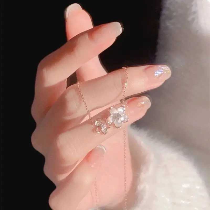 Exquisite Fashion Flower Pendant Necklace Shining Rhinestone Flower Necklace Womens Elegant Everyday Party Jewelry H260406