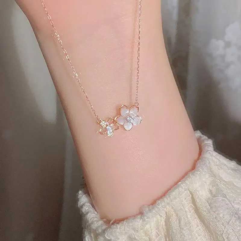 High Quality Fashion Shiny Sakura Pendant for Women Fashion Trendy Stereoscopic Peach Blossom Luxury Necklace Jewelry Women H260406