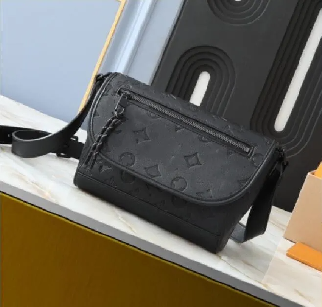10 a Pulse Designer Men Shoulder Bag Pulse Messenger Bag Fashion Canvas Coated Leather New Zipper Concealed Bag Flip Pulse Mini Man Handbag M12681