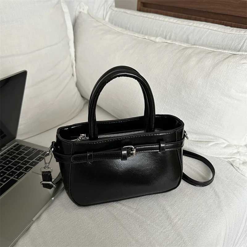 New Handbag for Girls Trendy and Fashionable Korean Version Small Square Bag Versatile Texture Casual Shoulder Crossbody Bags C260406