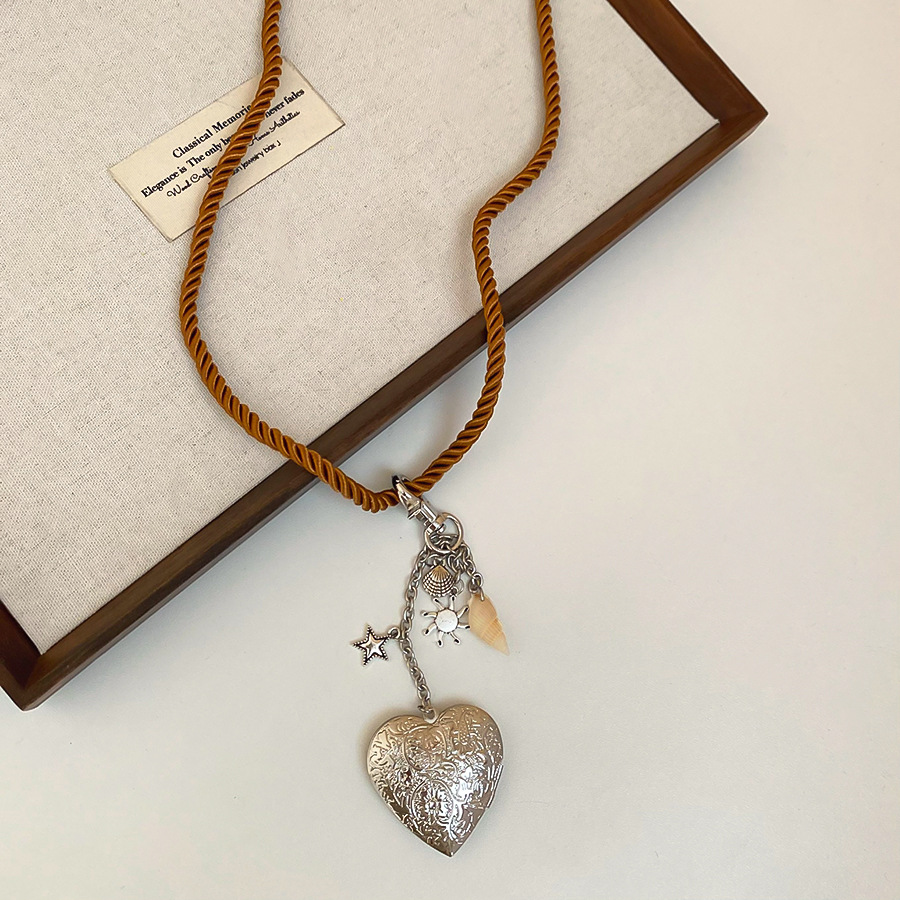 Forest-style sweet cool rope heart pendant necklace, casual and fashionable, versatile commuting, unique collarbone chain with a niche design for wome - view 6