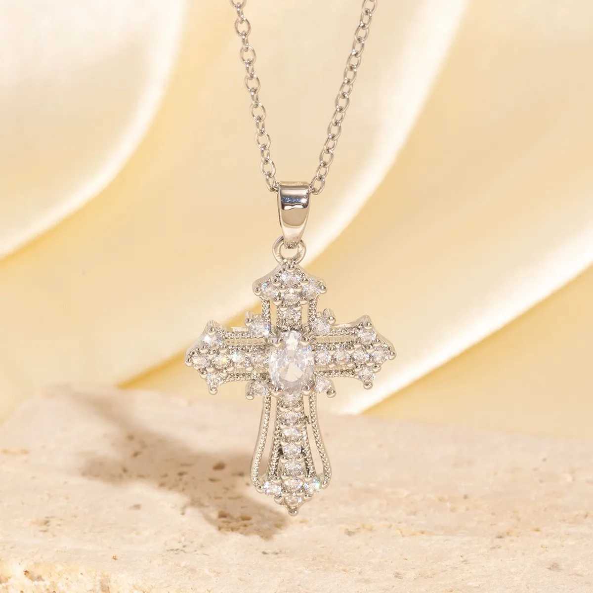 1-piece vintage cross necklace exquisite and unique pendant clavicle chain white and silver womens fashion jewelry suitable H260406