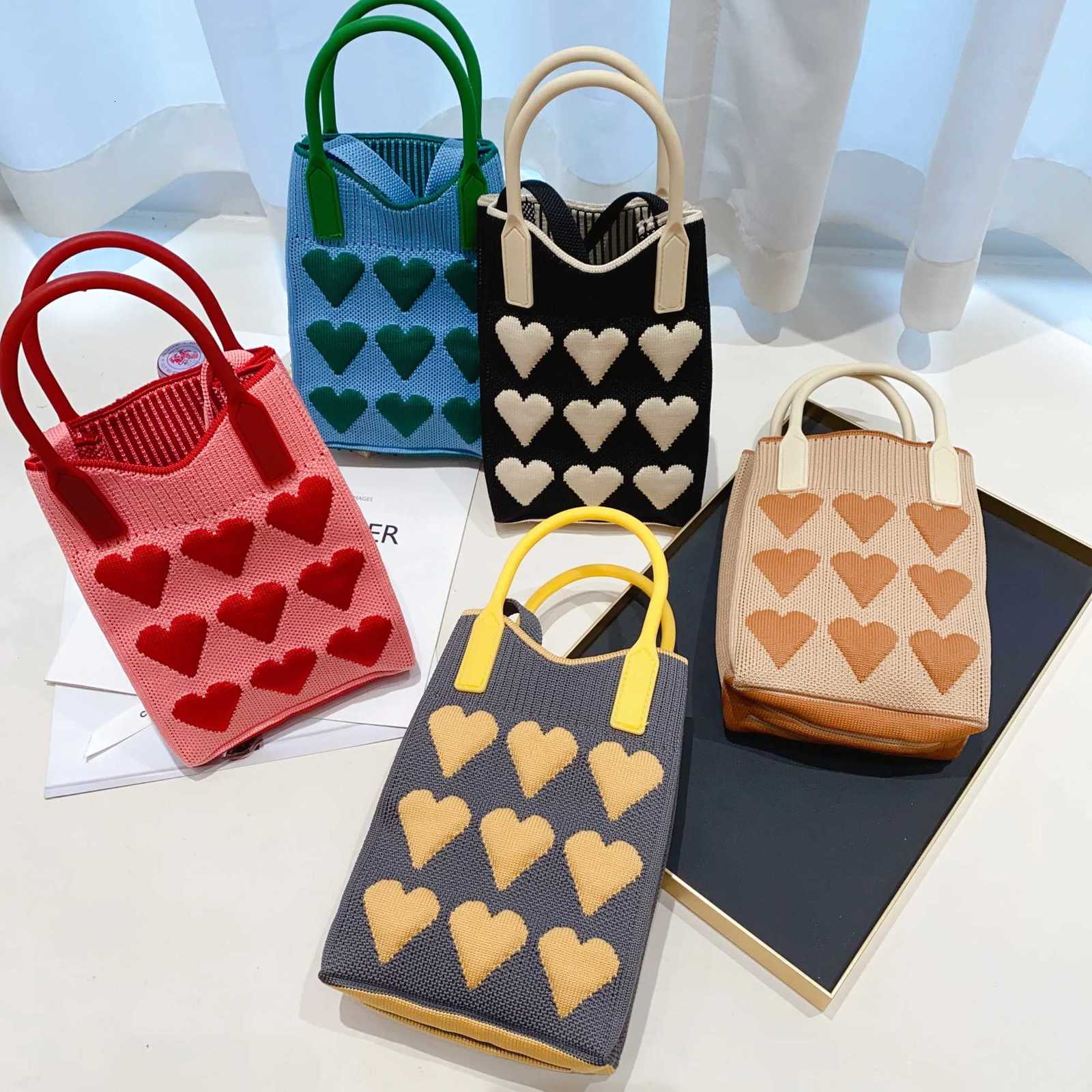 Korean Fashion Heart Knitted Mini Square Handbag for Women Small Mobile Phone Shoulder Bags Girls Cute Outdoor Crossbody Bags C260406