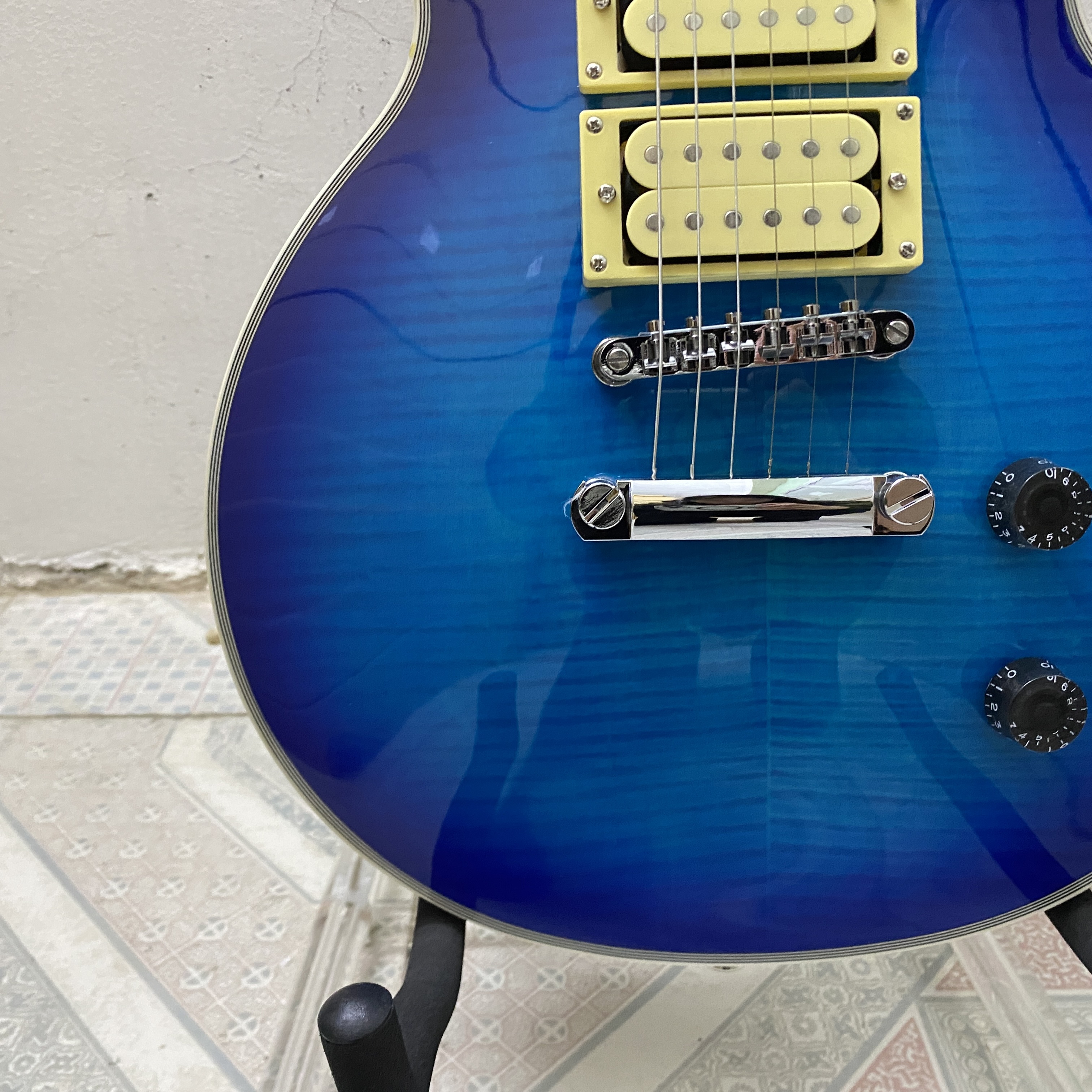 22 frets electric guitar, flame maple veneer, solid mahogany body, HH pickups, rosewood fretboard, 6 strings