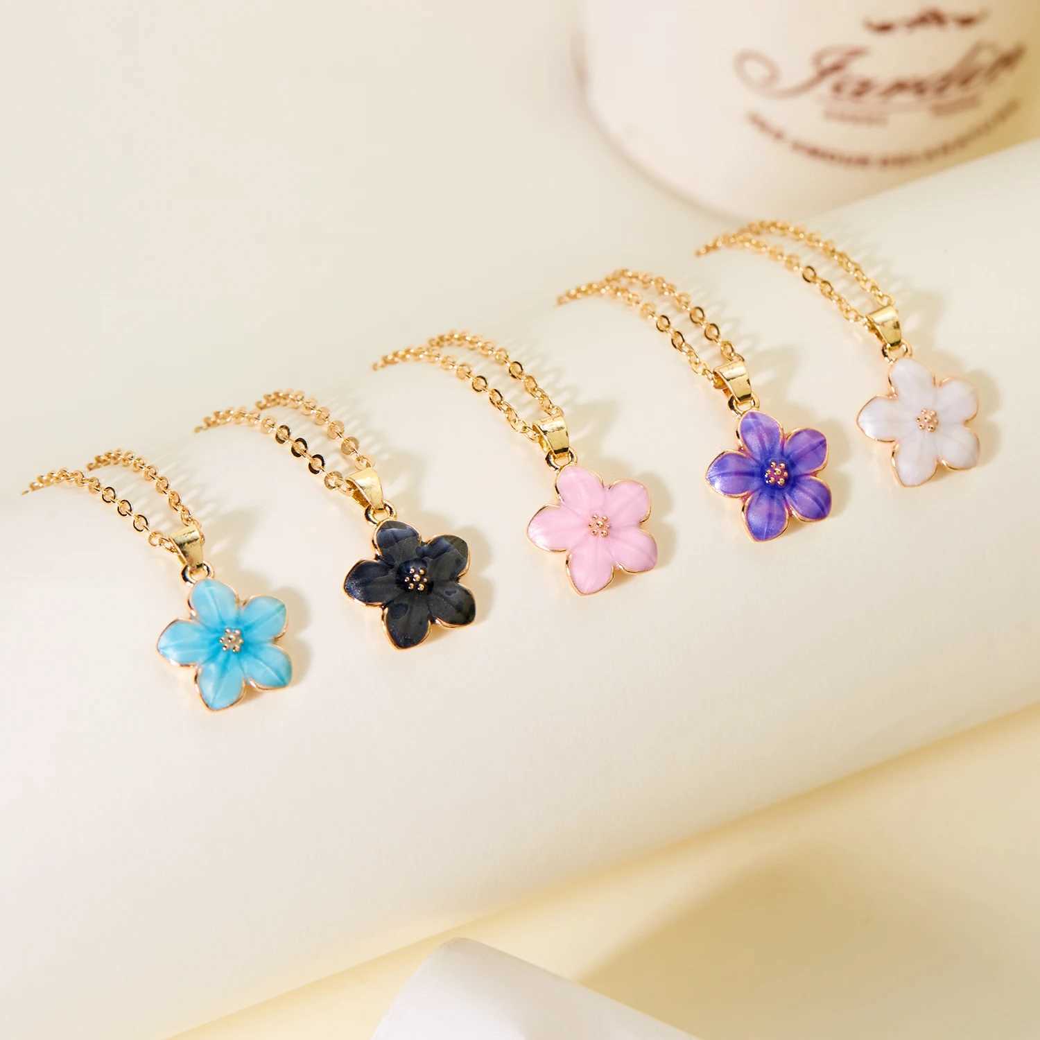 New Flower Pendant Necklace for Women Romantic Cherry Blossom Gold Color Metal Chain Choker Girls Party Wedding Neck Jewelry H260406