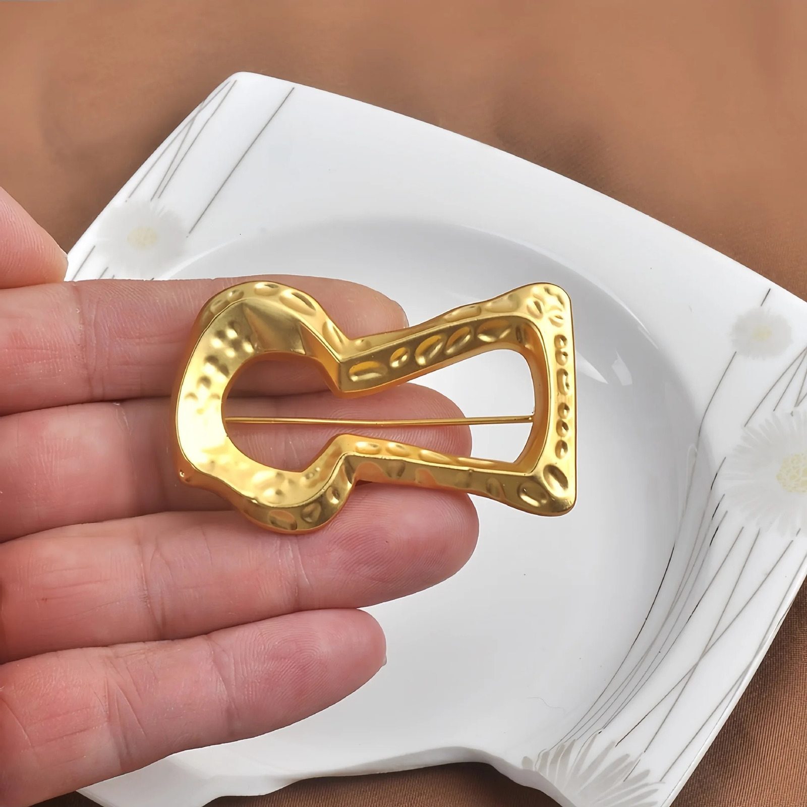 Arrival Gold Large Keyhole Brooch Fashion Lapel Pin for Coat Trench Suit Fur Jacket Accessory 260403BJ - view 3