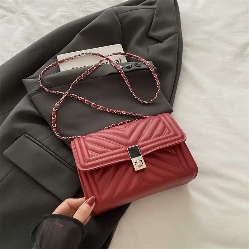 New Fashion Mini Quilted Embossed Chain Shoulder Bag for Women Simple Versatile Diagonal Crossbody Bag Square Handbag Female Bag C260406