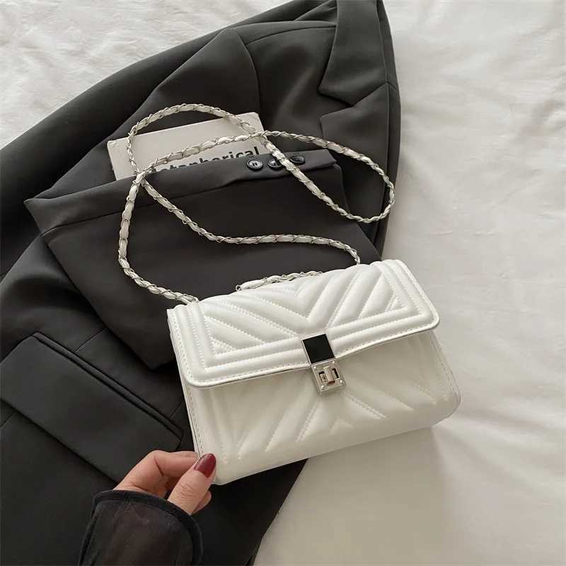 New Fashion Mini Quilted Embossed Chain Shoulder Bag for Women Simple Versatile Diagonal Crossbody Bag Square Handbag Female Bag C260406