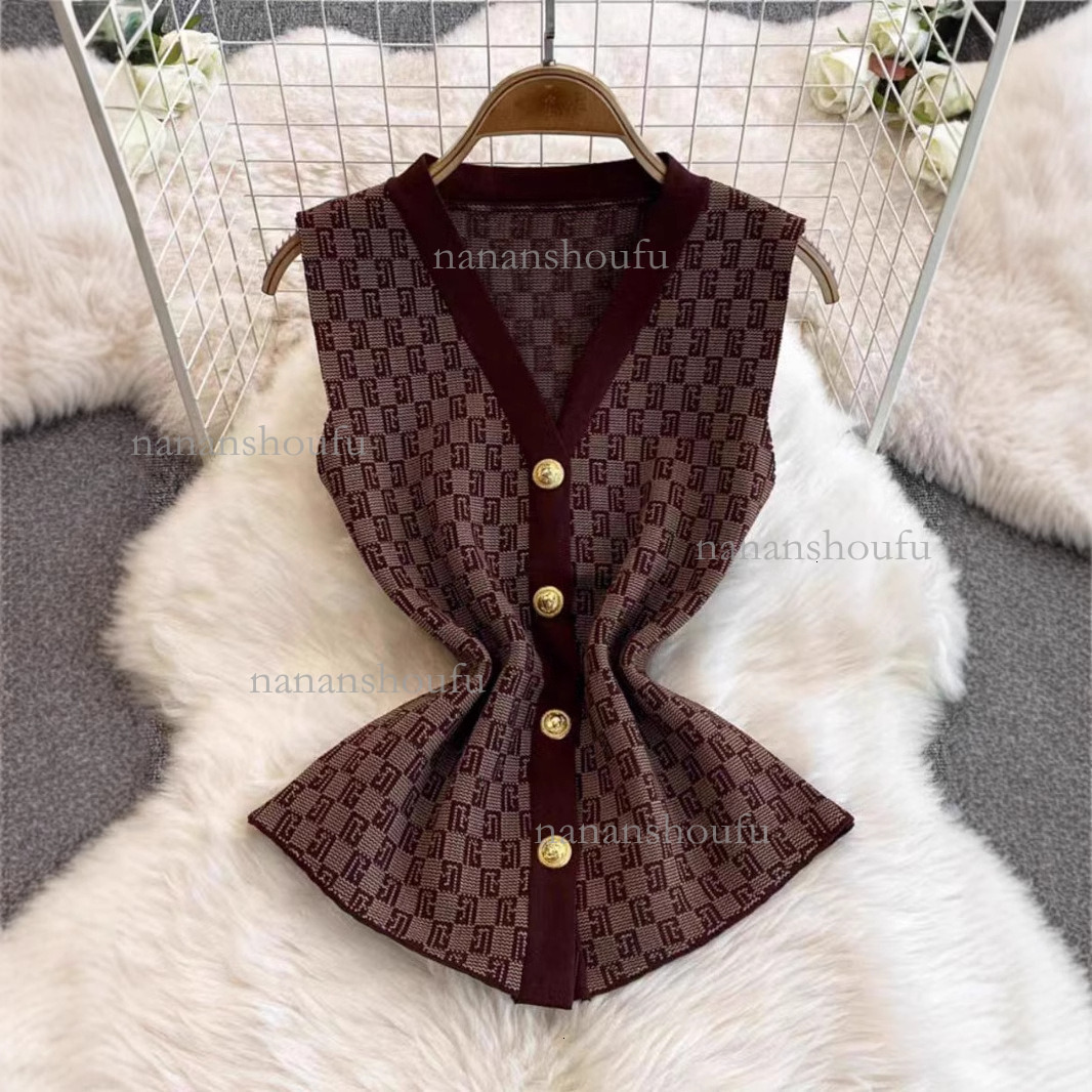 2026 Designer Set European Luxury Retro Simple Brown Knitted Top Gold Button High Waist Slimming Straight Pants Outdoor Casual Basic Women Clothes