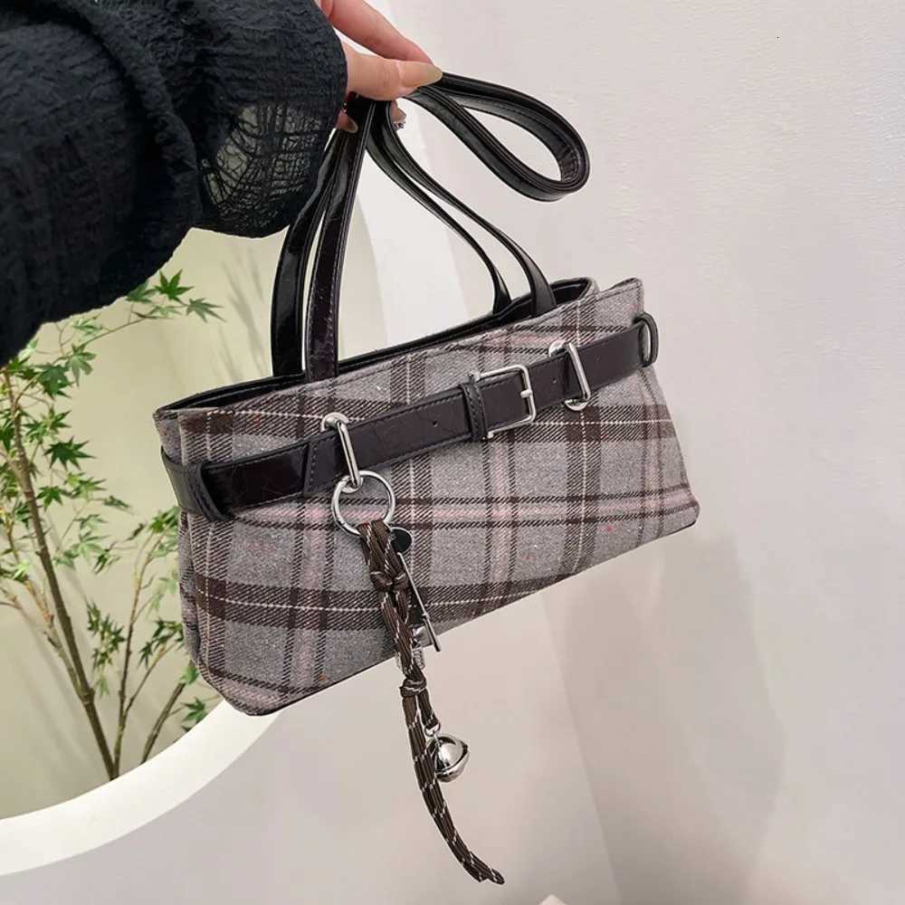 Retro Plaid Womens Shoulder Bag 2026 New Fashionable Textured Tote Bag Versatile for Work and Commuting Handbags for Women C260406